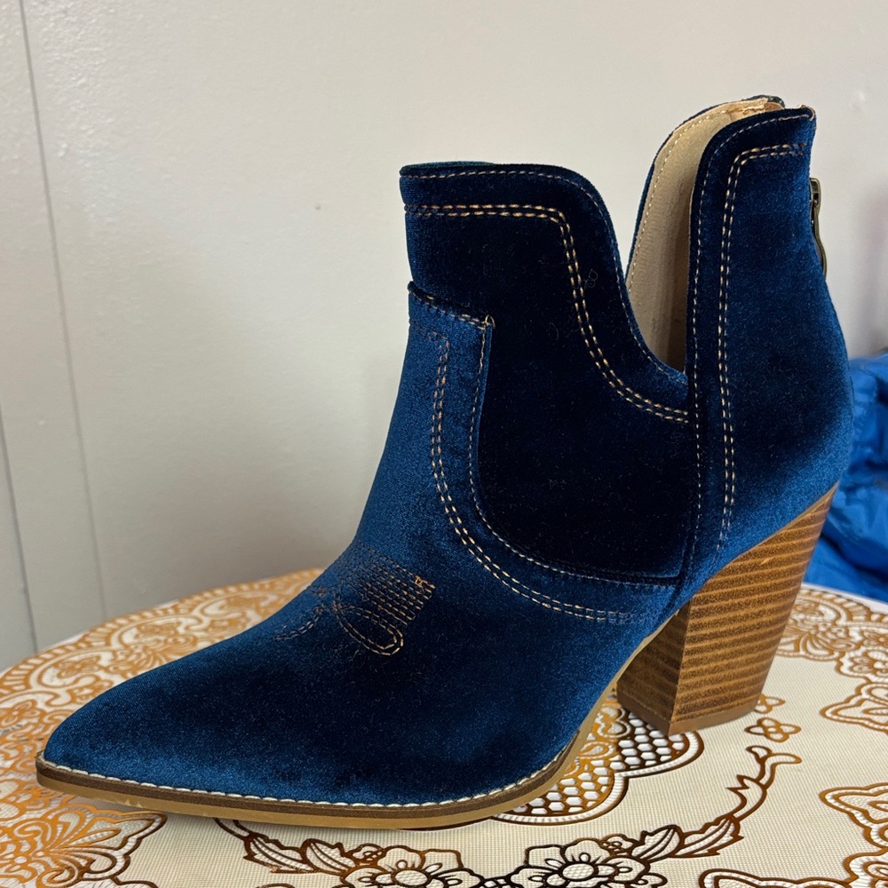 Chic Velvet Ankle Booties in Deep Blue